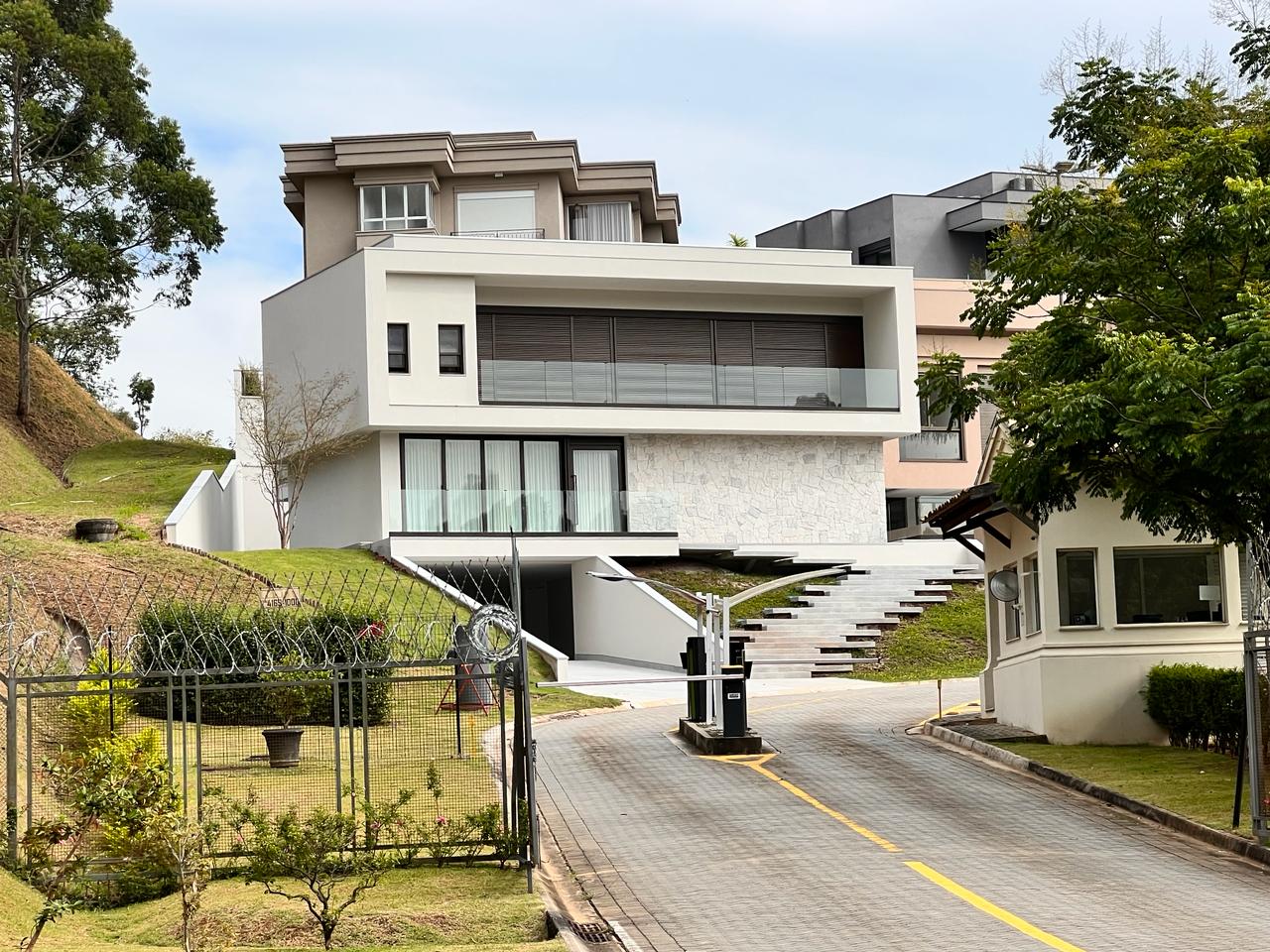 Residência contemporânea com esquadrias Instatec